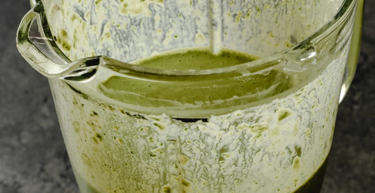 Verre de jus de chou kale frais